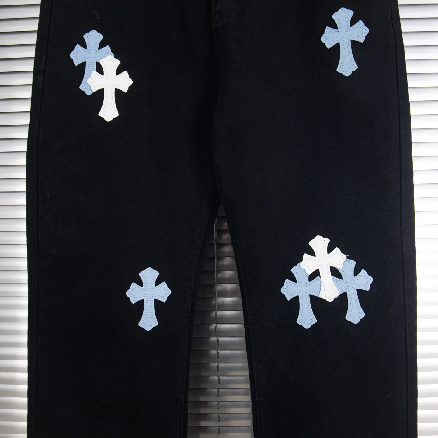 P260 Chrome Hearts Black Pants Sanskrit Blue and White Patch Leather Jeans CH jeans need to be washed before being dismantled and then hand-stitched with sheepskin cross leather and then spliced ​​together. The whole piece has too many craftsmanship to describe. The patches are decorated with cross patterns and the high-waisted washed jeans! ! Absolutely high-end luxury products, god-level single products and super popular products, made with top heavy industry, a must-see magic weapon. Customized hardware. The fabric is thick and soft after washing. It has good breathability. Customized small leather label. Unique design. The details are simple and elegant, and the workmanship is exquisite. The entire trousers are neatly routed and the details are in place! It’s so cool that both men and women can easily control the genderless trend! Style number: 1873# Color: black Size: 28 30 32 34